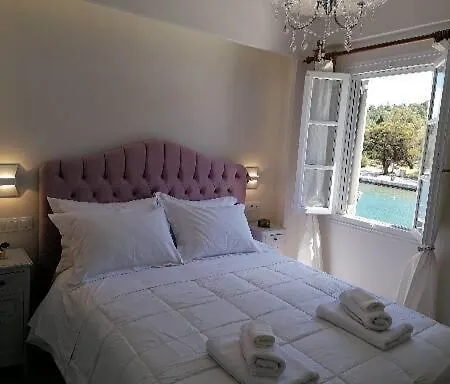 Kallisti The House At The Port Apartment